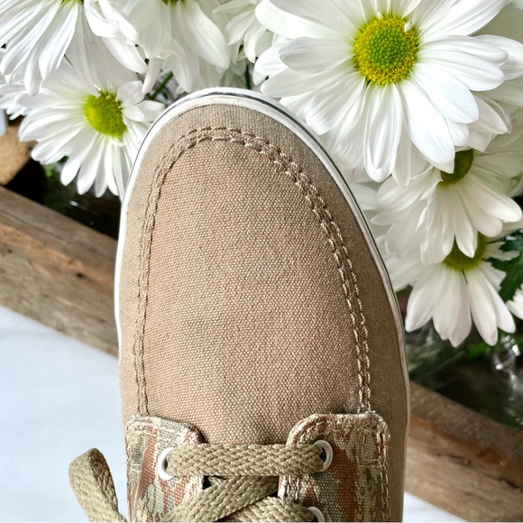 Converse•Size 9.5•Cons Skateboarding Shoes•Khaki and Camo Canvas•Lace-Up Styling - Picture 10 of 16